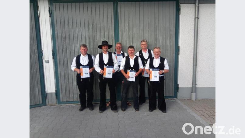 Martin Süß, Fabian Mauderer, Manfred Kurz, Anton Ruhland, Richard Kurz und Obermeister Johann Fischer (von links) erhielten im Rahmen des Sommerfestes der Zimmererinnung die &quot;Meisterhaft-Urkunden&quot;. Bild: ga