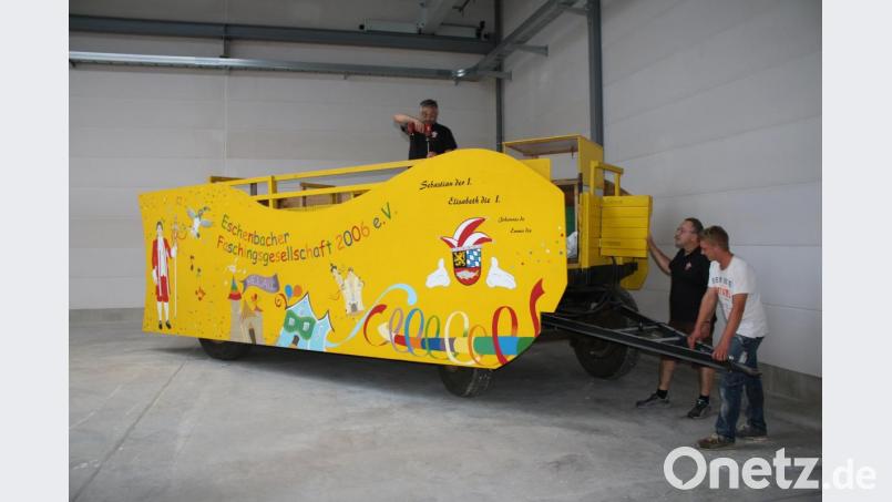 Bereit für die neue Saison: Der Eschenbacher Prunkwagen wird für die Tüv-Abnahme fertig gemacht. Der Minister des Prunkwagens, Johannes Roth, schraubt. Präsident Harry Wohlrab und Michael Schug helfen ihm. Bild: sne