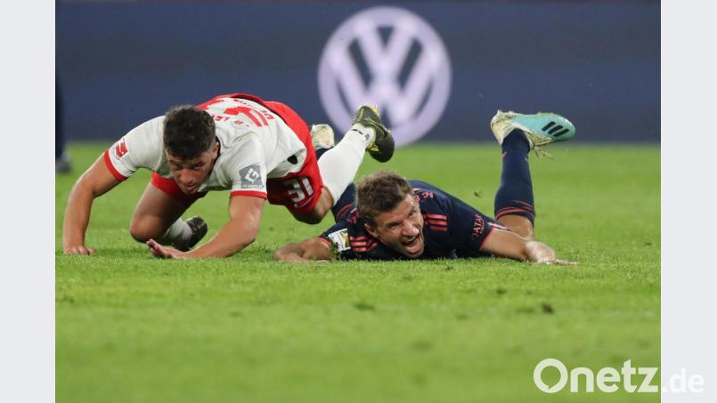 Auch das noch: In dieser Szene hat sich Thomas Müller (rechts) richtig weh. Und dann fehlten am Ende auch noch zwei Punkte. Bild: Jan Woitas/dpa