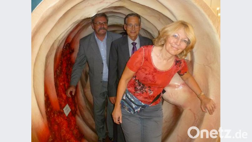 Die Hauptverantwortlichen des Gesundheitstags gingen selbst in das überdimensionale Darmmodell. Vorne Irena Hug vom Gesundheitsamt, bei der alle Fäden zusammenliefen, dahinter Amtsleiter Dr. Roland Brey und der Vorsitzende von ÄVOM, Dr. Harald Schmaußer. Bild: usc