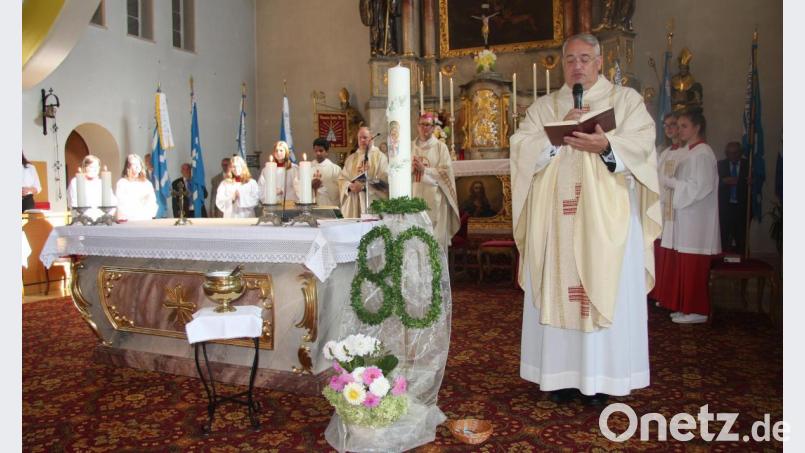 Den Gottesdienst feierten die Geistlichen Pater Charles John, Markus Nees, Weihbischof Josef Graf und Thomas Schmidt (von links) am Altar gemeinsam.