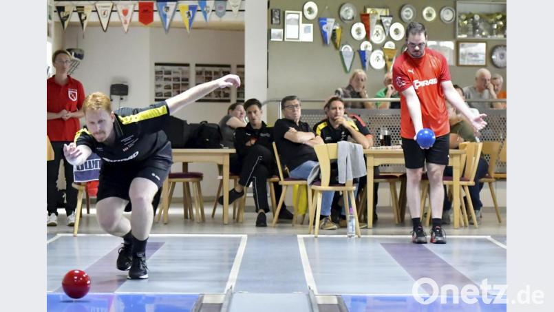 In den Eröffnungsduellen unterlag der Amberger Mannschaftsführer Michael Wehner (links) dem Hirschauer Daniel Rösch (rechts). Bild: Hubert Ziegler