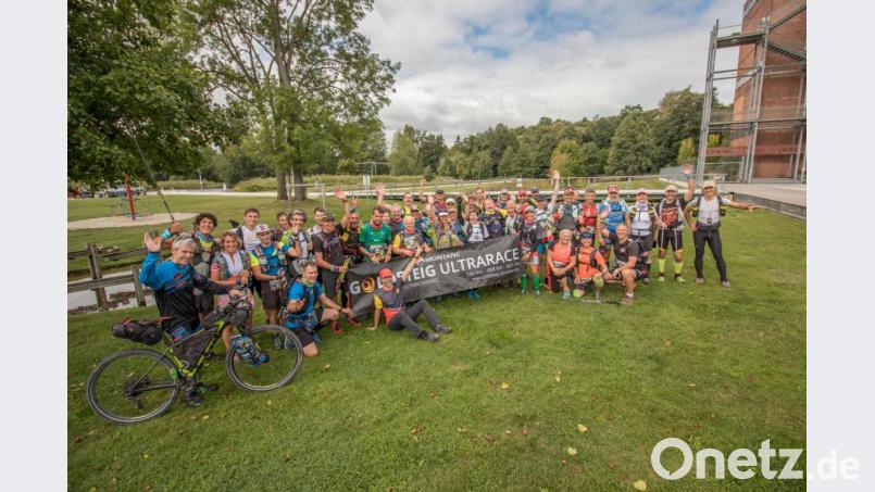 Beim Start im Auenpark in Marktredwitz hatten die Läufer noch gut lachen. Nun geht es für sie 661 Kilometer zu Fuß entlang des Goldsteiges. Bild: dtr