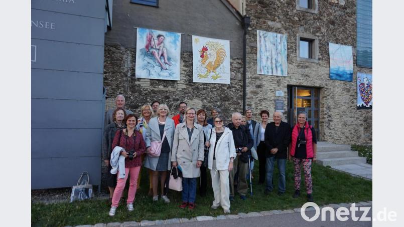 In den nächsten Wochen präsentieren sich die CeBB-Außenfassaden wieder als Freiluft-Galerie. Zur Vernissage von "Farbe auf der Straße" waren die beteiligten Künstler, stellvertretender Landrat Arnold Kimmerl (obere Reihe links), Trägervereins-Chefin Irene Träxler (Vierte von links), Kuratorin Kveta Monhartová (Sechste von links) und CeBB-Leiterin Veronika Hofinger (Dritte von rechts) gekommen. Bild: eib