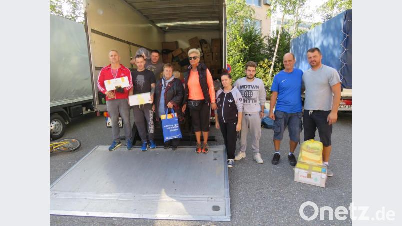 Kräftig anpacken müssen die Helfer, um die angelieferten Spenden in die Fahrzeuge zu verladen. Amanda Castillo-Schmidt freut sich über den Erfolg der Sammlung. Bild: adj