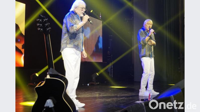 Die Brüder Karl-Heinz Ulrich und Bernd (von links) haben es immer noch drauf und begeistern 900 Zuhörer in der Max-Reger-Halle. Bild: arw