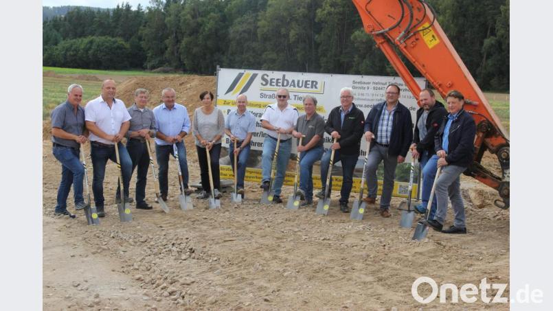 Gemeinsam nehmen die Verantwortlichen der Gemeinde, des Ingenieurbüros und der ausführenden Firmen den Spatenstich für das neue Baugebiet vor. Bild: ral