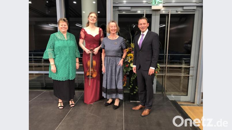 Unterwegs in einem Boot für die Reger-Tage (von links nach rechts): Petra Vorsatz, Tanja Becker-Bender, Susanne Popp, 2. Bürgermeister Jens Meyer. Nicht zu vergessen der Sponsor, der Lions-Club Weiden. Bild: dok