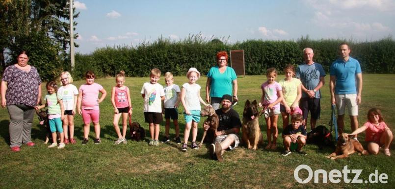 Hunde streicheln, natürlich mit dem nötigen Respekt: Beim Schäferhundeverein um Vorsitzende Christine Eichholz (Fünfte von rechts) war das einen ganzen Nachmittag lang möglich. Bild: wro