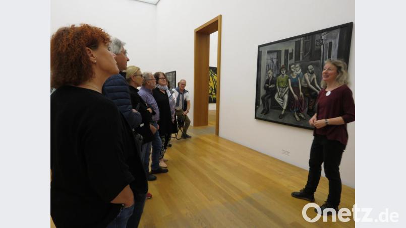 Aufmerksam lauschten die Tirschenreuther, was Almut Zimmermann (rechts) erzählte über die DDR-Kunst und die Zeit danach. Bild: ubb