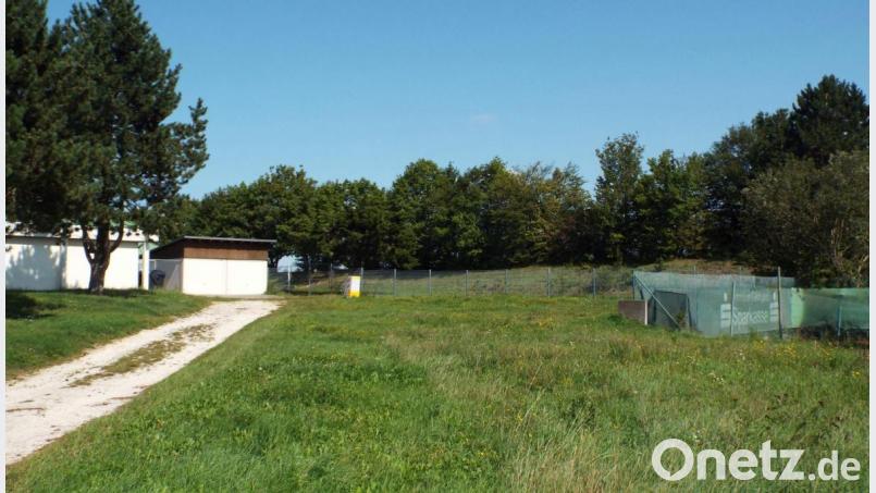 In Kümmersbruck zwischen der TSV-Gaststätte (links) und den Tennisplätzen könnten eine Skateranlage und ein offener Jugendtreff entstehen. Bild: e