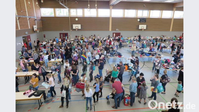 Günstig und gut einkaufen konnten die Eltern beim Herbst-Winter-Basar in der Mehrzweckhalle. Bild: jzk