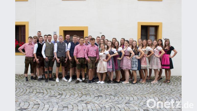 Schon vor dem &quot;Kirwa-Asgrom&quot; treffen sich die Kirwa-Moidla- und Burschen der Katholischen Landjugend Speinshart zum Gruppenfoto. Bild: do