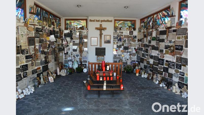 Kaum noch ein Platz frei ist in der Votivtafelkapelle am Friedhof. Menschen aus aller Welt danken dort mit vielen privaten Inschriften für Gebetserhörungen. Bild: jr