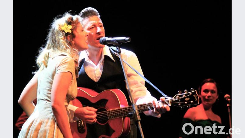 Tom Parsons und Miss Rhythm Sophie schlüpften in die Rollen von Johnny Cash und June Carter in der Msuical-Biographie "The Johnny Cash Show", die am Freitagabend in der Max-Reger-Halle gefeiert wurde. Bild: stg