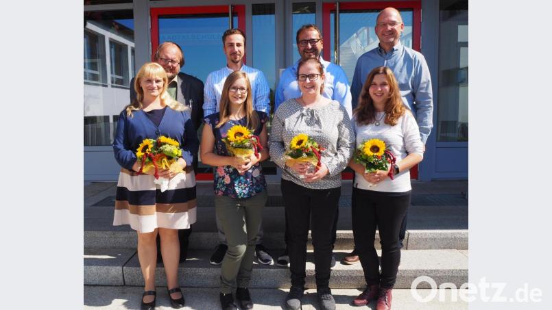 Neue Lehrkräfte an der Fichtelnaabtal-Grund- und Mittelschule Ebnath-Neusorg: stellvertretende Schulleiterin Sandra Schmidl, Julia Hofmann, Stefanie Übelmesser, Katharina Birner (vorne, von links), Dr. Dr. Alexander Seibold, Philipp Lippert und Martin Nickl mit Schulleiter Alexander Köstler (hinten, von links). Bild: jpl