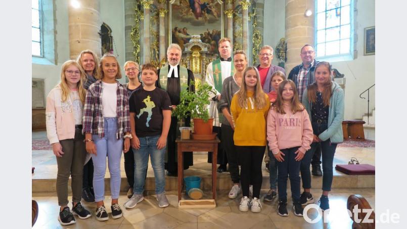 Bei der Senfpflanze vor dem Volksaltart dankten Konrektor Holger König und Realschuldirektor German Helgert (hinten von rechts) den beiden Geistlichen Thomas Kraus und Dirk Grafe und der Fachschaft Religion für den besinnlichen ökumenischen Schulanfangsgottesdienst. Bild: jzk