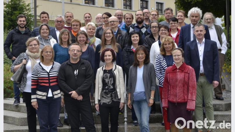 Das Lehrerkollegium für das Schuljahr 2019/20 beim Gruppenfoto mit Landrat Wolfgang Lippert (hinten, Zweiter von rechts). Bild: zch