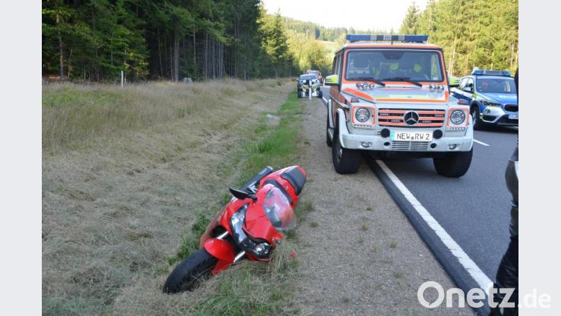 Der 35-jährige Biker zieht sich bei diesem Unfall mittelschwere Verletzungen zu. Bild: dob