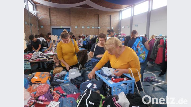 Zahlreiche Käufer wühlen sich durch das Flohmarkt-Angebot. Bild: hsr