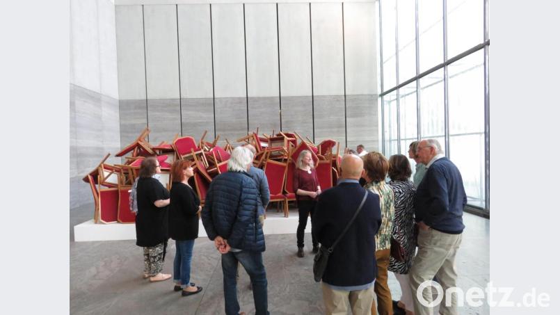 Beginn der Besichtigungstour im Foyer. Und ja, auch dieser munter aufeinander gestapelte Stuhlberg im Hintergrund ist ein Kunstwerk. Bild: ubb