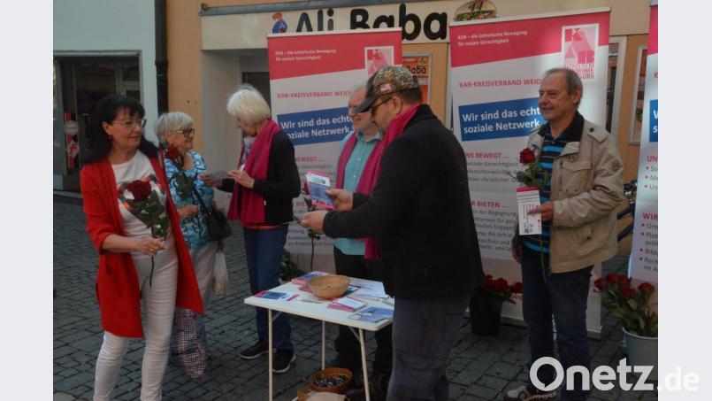 Der KAB-Kreisverband sammelt Unterschriften für den Sonntagsschutz und schenkt jeder Dame eine langstielige Rose. Bild: Kunz