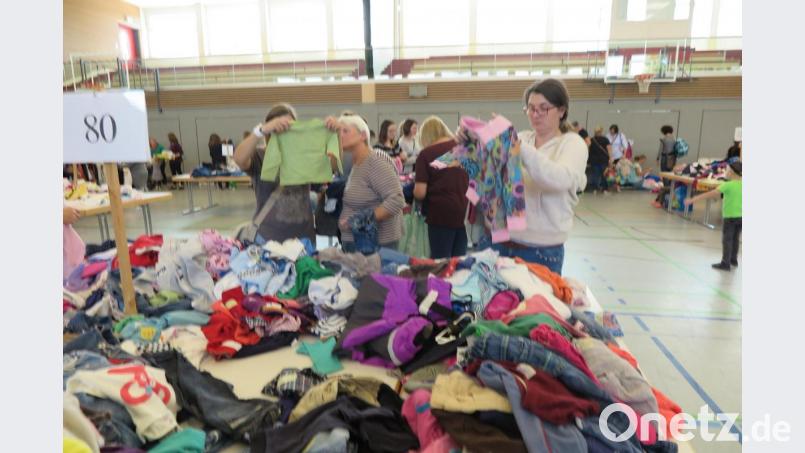 Günstig und gut einkaufen konnten die Eltern beim Herbst-Winter-Basar in der Mehrzweckhalle. Bild: jzk