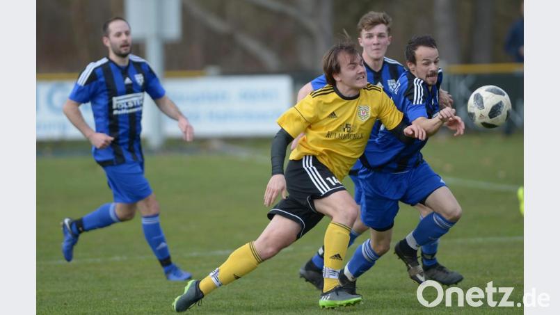 Fabian Brewitzer (gelbes Trikot) brachte den SV Hahnbach mit seinen beiden Treffern vor der Pause mit 2:0 in Führung. Archivbild: ref
