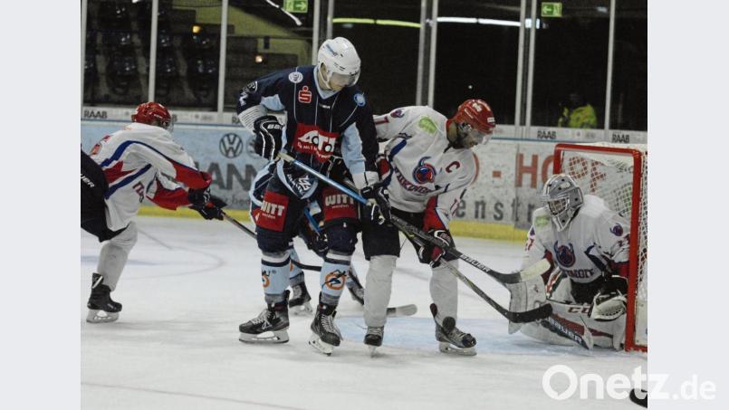 Die Blue Devils belegten beim Turnier um den „TUR-Eishockey-Cup“ den zweiten Platz hinter den Icefighters Leipzig. Nach Siegen gegen den finnischen Viertligisten Viikingit Jääkiekko Helsinki (Szene) und den gastgebenden Regionalligisten Chemnitz Crashers gab es am Sonntag eine 1:2-Niederlage gegen Nord-Oberligist Leipzig. Bild: gb