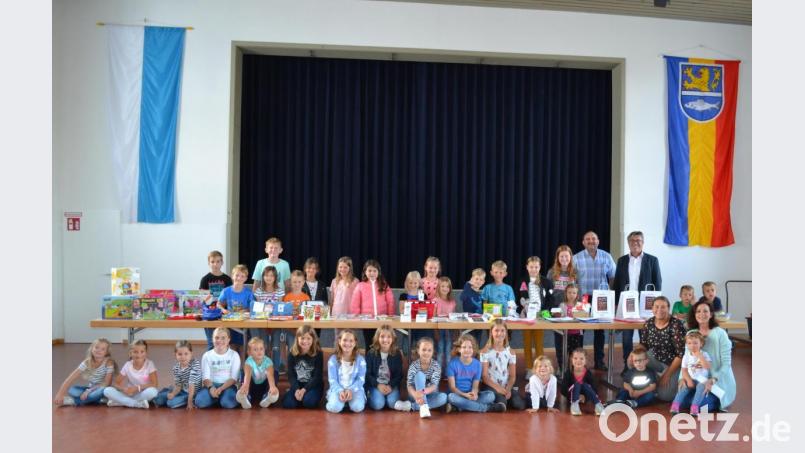 Die Kinder freuen sich über die Geschenke zum Abschluss der Ferienaktion. Bild: buc