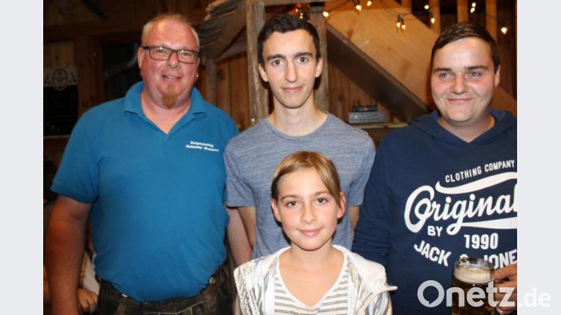 Von links Dorfsprecher Matthias Bar mit den Preeisträgern Lukas Maderer aus Burkartshof (2. Platz), Tim Fruth aus Ödhaag (1. Platz) und vorne Mila Zimmermann aus Gotzenberg (3. Platz). Bild: sis