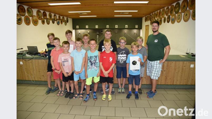 Jugendleiter Florian Kubeng (rechts) mit einigen teilnehmenden Kindern. Bild: exb