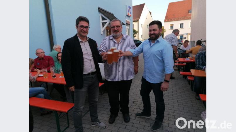 Die drei Bürgermeisterkandidaten Armin Aichinger (CSU), Gerhard Steiner (Freie Wähler) und Sebastian Dippold (SPD ) stoßen auf einen fairen Wahlkampf an. Bild: stn