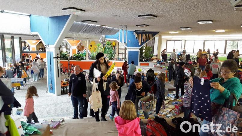 Viele Besucher lockte der Basar für Baby- und Kindersachen am Samstagnachmittag in die Aula der Schule. Bild: mmj