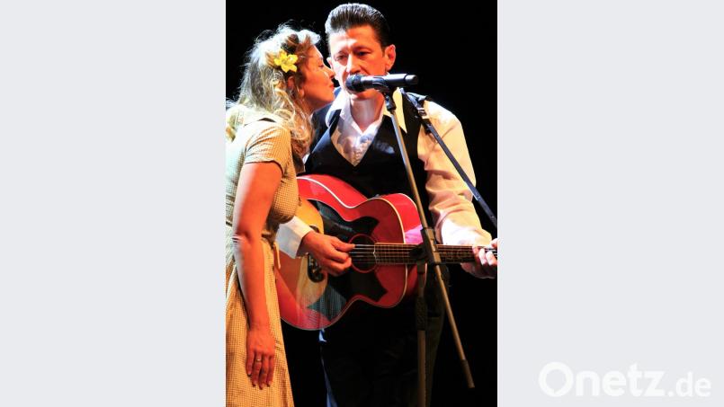 Tom Parsons und Miss Rhythm Sophie schlüpften in die Rollen von Johnny Cash und June Carter in der Msuical-Biographie "The Johnny Cash Show", die am Freitagabend in der Max-Reger-Halle gefeiert wurde. Bild: stg
