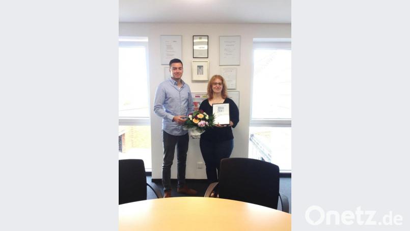 Felix Schmeller überreichte der treuen Mitarbeiter Daniela Raab im Namen der Geschäftsleitung die Urkunde, Blumen und Präsente. Bild: exb