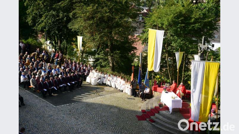 Besonderer Sonntag in Pleystein. Mit einem Gottesdienst im Freien begehen die Gläubigen das Kreuzbergfest. Bild: bey
