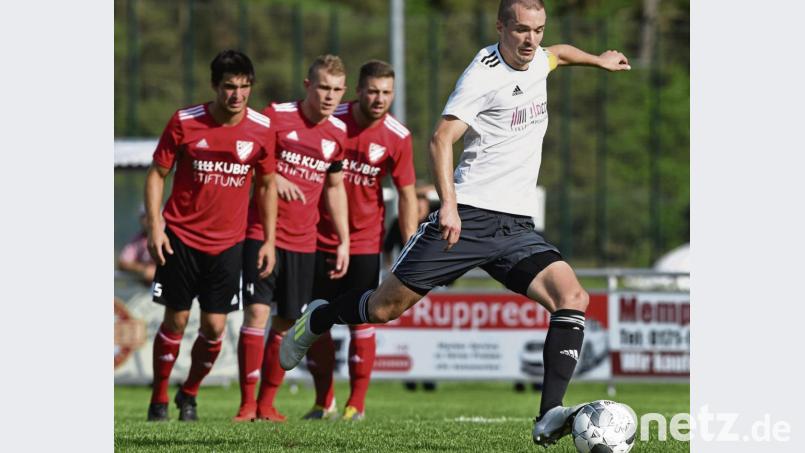 Johannes Renner (rechts) gleicht mit einem Elfmeter zum 1:1 für Grafenwöhr aus. Am Ende aber verliert die Sportvereinigung das Aufsteigerduell gegen den BSC Woffenbach mit 2:4. Bild: Büttner, Gerhard