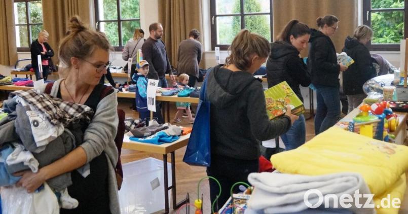 Seit 40 Jahren gibt es den Kinder-Basar der Frauenunion im Pfarrheim. Gut erhaltene Kleidung und Spielsachen wechselten wieder zu Schnäppchenpreisen den Besitzer. Bild: weu