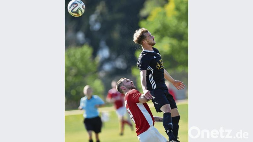 Einen rabenschwarzen Tag erwischte der FC Dießfurt bei der 0:3-Heimniederlage gegen die DJK Weiden. Die Gäste hatten über 90 Minuten die Partie im Griff. In dieser Szene klärt Maximilian Voegtel (rechts) per Kopfball gegen FC-Angreifer Florian Prantzke. Bild: Alfred Schwarzmeier
