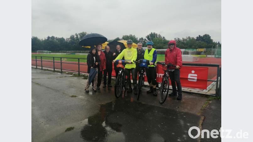 Zum Start des Lauf- und Radl-Treffs war Starkregen angesagt, der die Delegation des ADFC nicht davon abhielt, die Strecke nach Wolfsbach ein- bzw. mehrmals zugunsten der Pfarrei Hl. Dreifaltigkeit zurückzulegen. Pfarrer Ludwig Gradl (Vierter von links) gab der Benefizveranstaltung den Segen und bedankte sich bei allen Sportlern fürs Mitmachen. Bild: ads