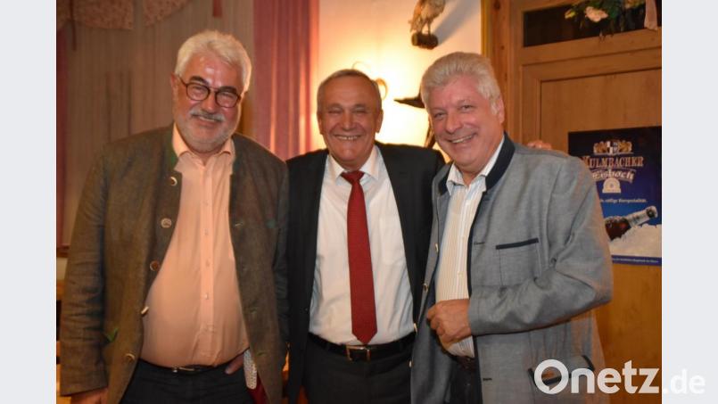 Neustadts Bürgermeister Rupert Troppmann, OB Kurt Seggewiß und Bürgermeister Günter Stich aus Floß stellen fest, dass ihnen das Tierwohl am Herzen liegt und sich die Gemeinden angemessen am Tierheimneubau beteiligen werden. Bild: hcz