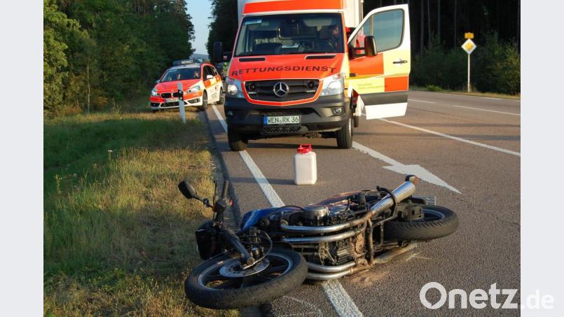 Nur leicht verletzt wurde ein Kawasaki-Fahrer am Samstagabend, 14. September, auf der B22, als er mit einem kreuzenden Reh zusammenstieß. Bild: sm