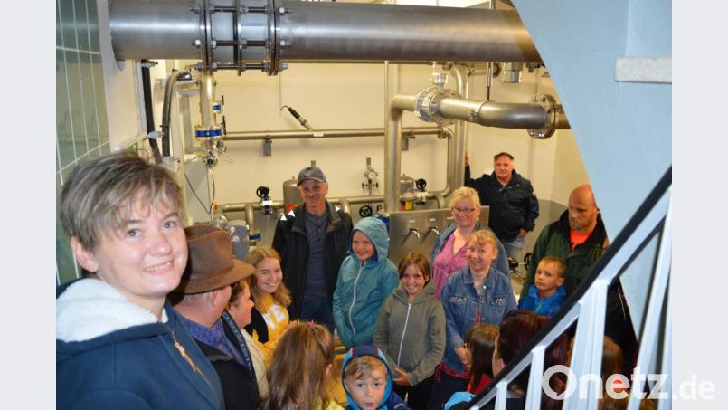 Bürgermeisterin Sonja Meier (links) und die Wasserwarte Alfred Frischmann und Georg Zangl (von rechts) erklärten mit den Gästen die Technik im Hochbehälter Muschenried. Bild: bej