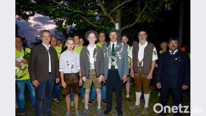 Philipp Eger (Gauschützenjugendkönig), Andreas Bäumler (Bezirksschützenjugendkönig) und Hans Kellner (Gauschützenkönig) errangen in den zurückliegenden Wochen Königsehren. Am Freitag wurden sie am Schützenhaus in Empfang genommen und entsprechend gewürdigt. Bürgermeister Andreas Wutzlhofer (vorne, links) und stellvertretender Gauschützenmeister Josef Bäumler (rechts) sowie Oberlinds Schützenmeister Peter Meier (vorne, Zweiter von rechts) rahmten die drei Könige mit der Jugendkapelle Roggenstein, unter Leitung von Kapellmeister Josef Wolfrath (links) ein. Bild: dob