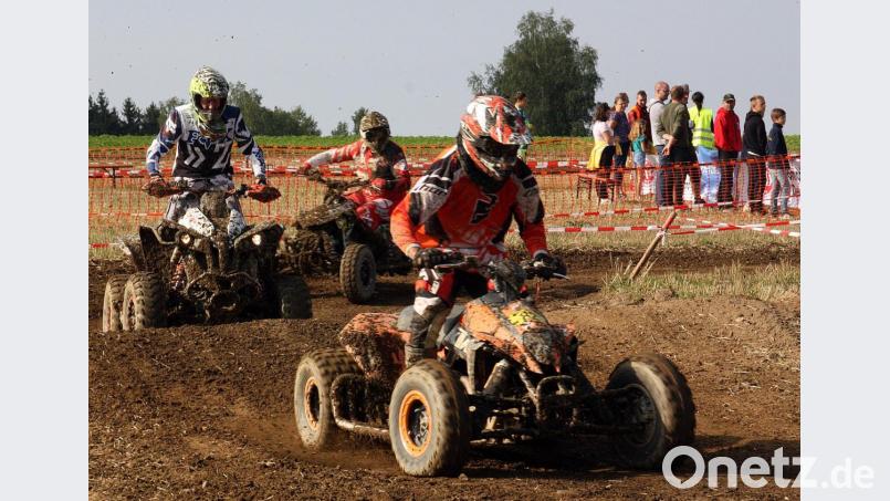 Aufnahmen aus den Starts der Motocrossräder, Auf der Strecke, mit Quads oder den Crosszweirädern. Da wurde es schon mal eng in den Kurven. Dazu Sprünge über die Hügel. Bild: zer
