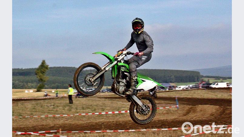 Aufnahmen aus den Starts der Motocrossräder, Auf der Strecke, mit Quads oder den Crosszweirädern. Da wurde es schon mal eng in den Kurven. Dazu Sprünge über die Hügel. Bild: zer