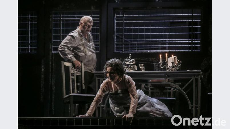 Der grausame Polizeichef Scarpia (Adam Krusel) will sich in der Regensburger Inszenierung die Opernsängerin Floria Tosca (Sinéad Campbell-Wallace) mit einer Erpressung gefügig machen. Bild: Jochen Quast