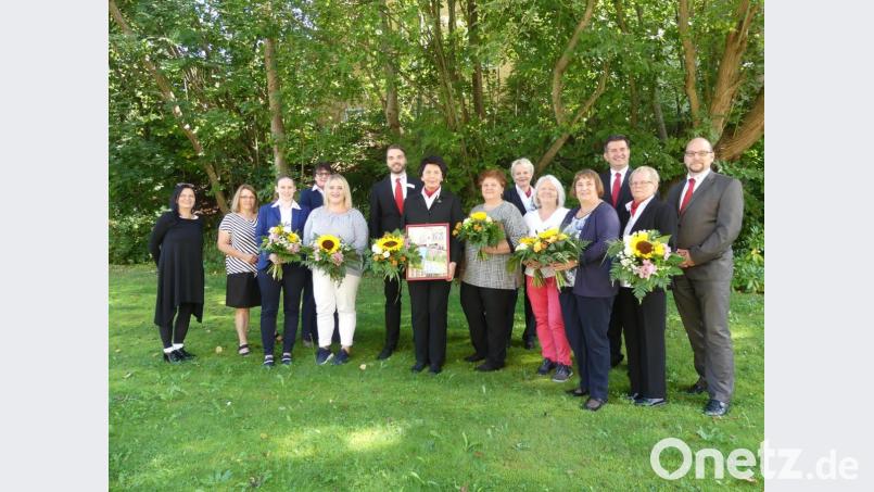 Zum letzten Mal blickt Manuela Schusser (Mitte) als Leiterin von erhöhter Warte aus auf &quot;ihr Heim&quot;. Links neben ihr Nachfolger Josef Ott, Larissa Gashi und Karin Lanz. Mit im Bild außerdem (von rechts) Andreas Wöhrl, Edeltraud Sperber, Sandro Gallitzdörfer,, Rita Held, Monika Albersdörfer, Gabriele Lohner und Monika Schmidt. Bild: rn