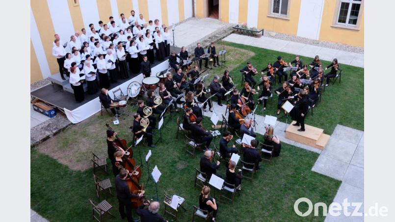 Der Philharmonische Chor Qingdao aus dem Reich der Mitte und die jungen Musikerinnen und Musiker des Ostbayerischen Jugendorchesters schaffen bei einem Konzert im Innenhof des Klosters Speinshart mit chinesischen Liedern und westlichen Melodien eine abwechslungsreiche und faszinierende Klangwelt Bild: do